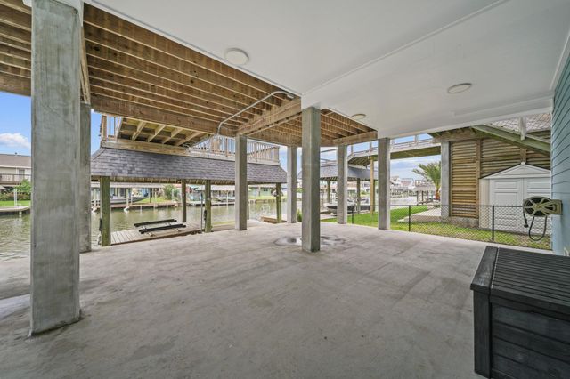 1058 Redfish Street, Bayou Vista, TX 77563