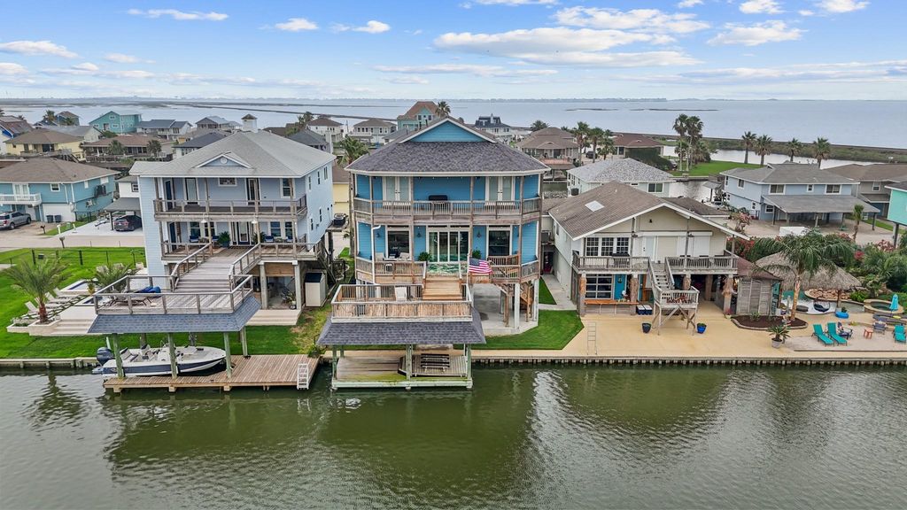1058 Redfish Street, Bayou Vista, TX 77563