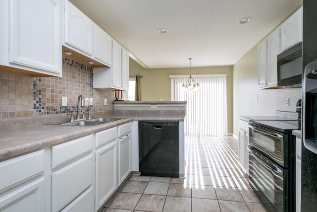 2811 WAYNESBORO DR, Columbia, MO 65202