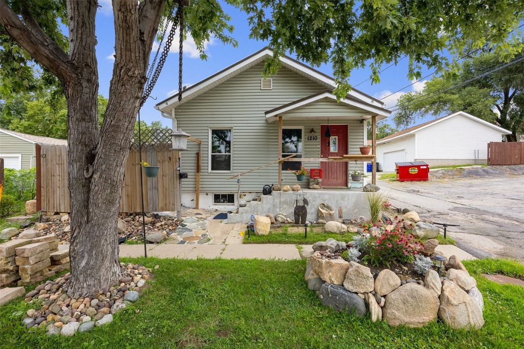 1210 Lincoln Ave, Cedar Rapids, IA 52324