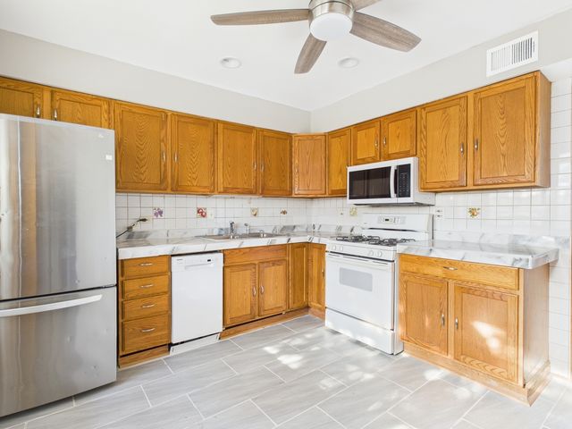 755 Dulles Road F, Des Plaines, IL 60016