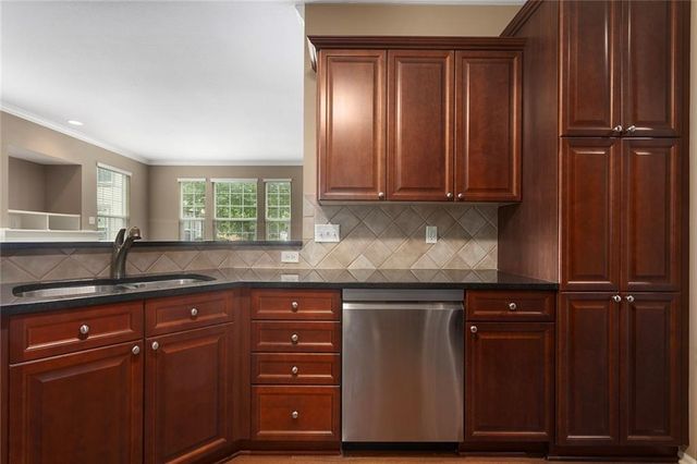 9827 Nieman Place, Overland Park, KS 66214