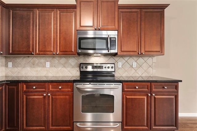 9827 Nieman Place, Overland Park, KS 66214