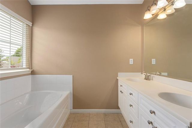 9827 Nieman Place, Overland Park, KS 66214