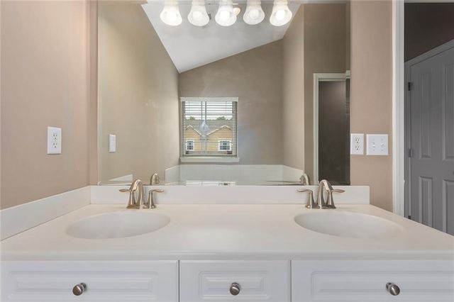 9827 Nieman Place, Overland Park, KS 66214