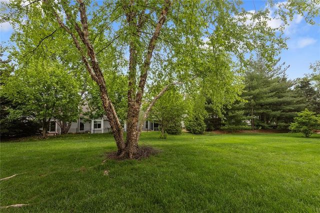9827 Nieman Place, Overland Park, KS 66214
