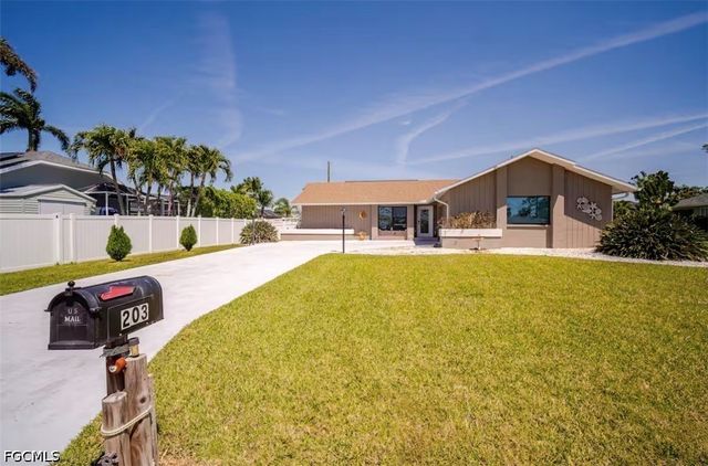203 SE 43rd TER, Cape Coral, FL 33904