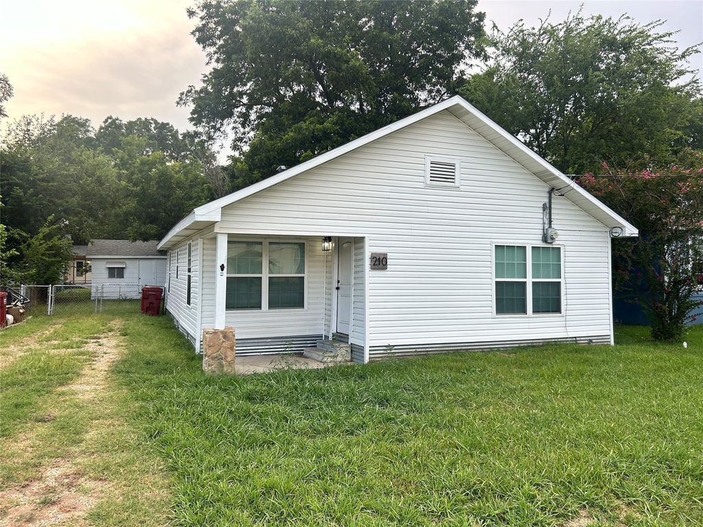 210 S Vine Street, Savoy, TX 75479