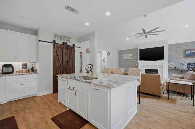 106 Shoshone Drive, Lake Kiowa, TX 76240
