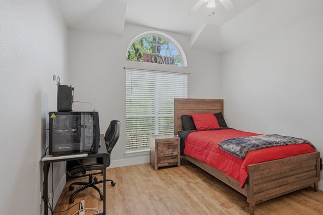 106 Shoshone Drive, Lake Kiowa, TX 76240