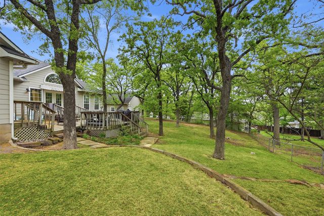 106 Shoshone Drive, Lake Kiowa, TX 76240