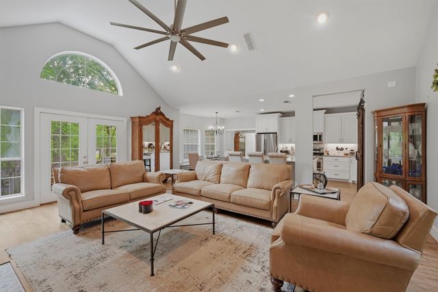 106 Shoshone Drive, Lake Kiowa, TX 76240
