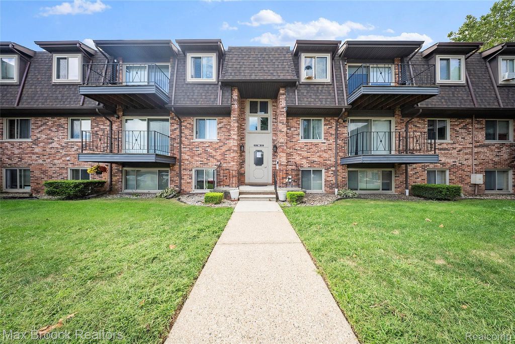 315 Riviera Drive 74, St. Clair Shores, MI 48080