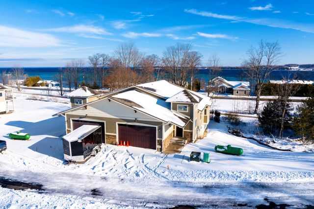 762 N Waypoint Circle, Suttons Bay Twp, MI 49682