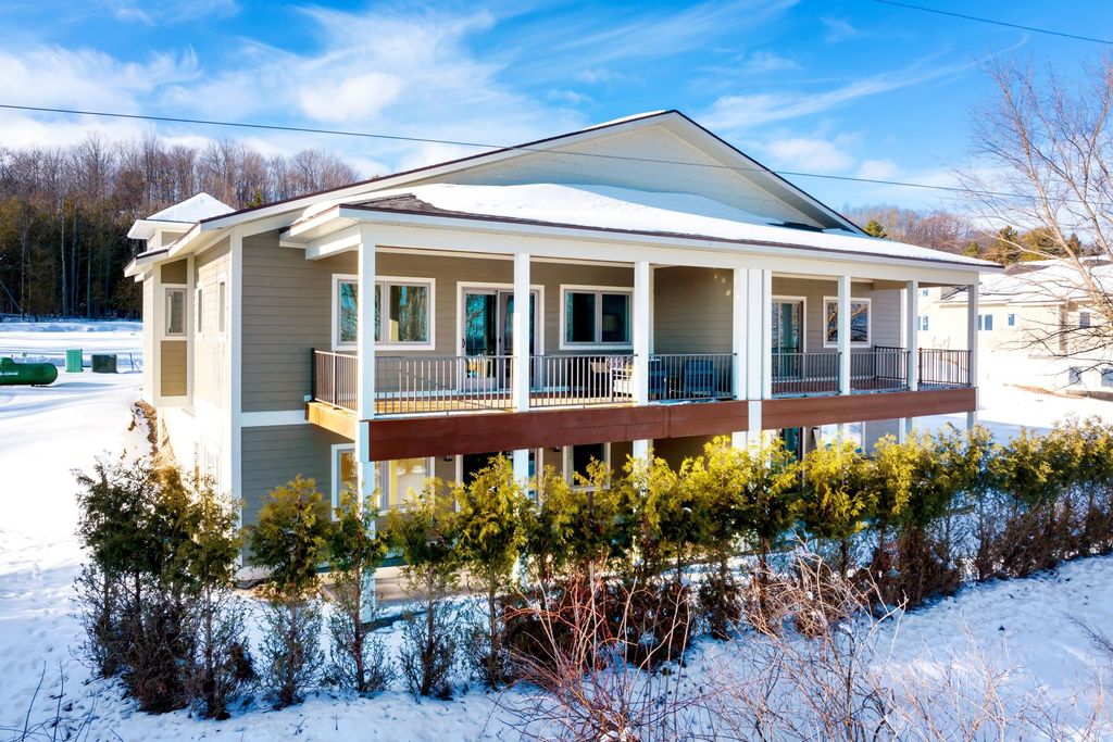 762 N Waypoint Circle, Suttons Bay Twp, MI 49682