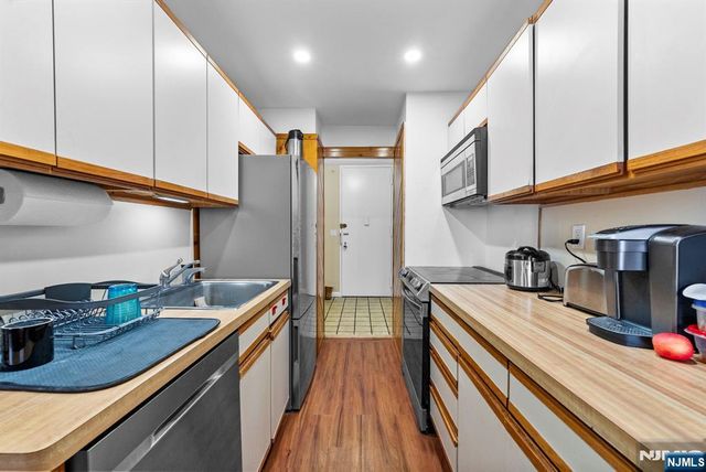 300 Winston Drive 2220, Cliffside Park, NJ 07010