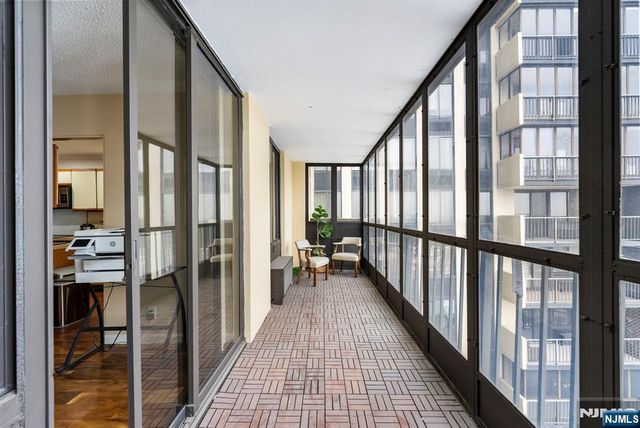 300 Winston Drive 2220, Cliffside Park, NJ 07010