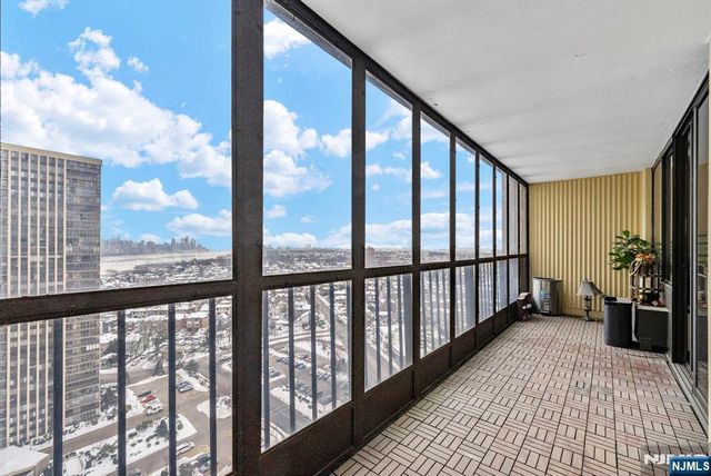 300 Winston Drive 2220, Cliffside Park, NJ 07010