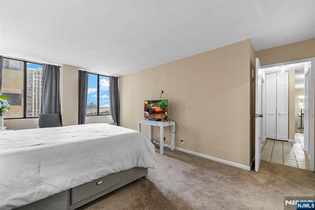 300 Winston Drive 2220, Cliffside Park, NJ 07010