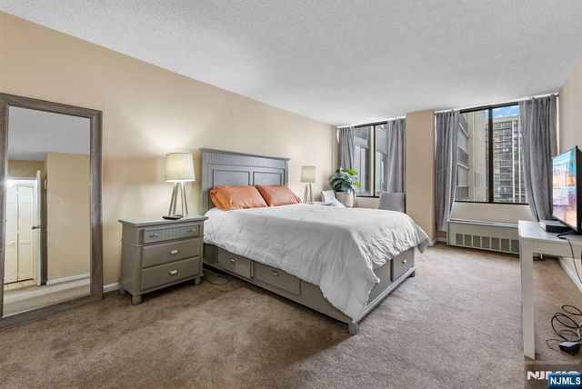 300 Winston Drive 2220, Cliffside Park, NJ 07010