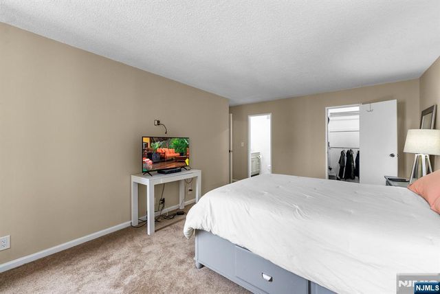 300 Winston Drive 2220, Cliffside Park, NJ 07010