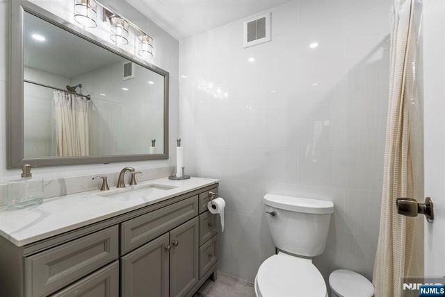 300 Winston Drive 2220, Cliffside Park, NJ 07010