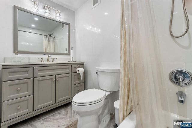 300 Winston Drive 2220, Cliffside Park, NJ 07010