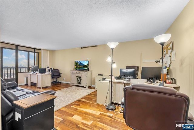 300 Winston Drive 2220, Cliffside Park, NJ 07010