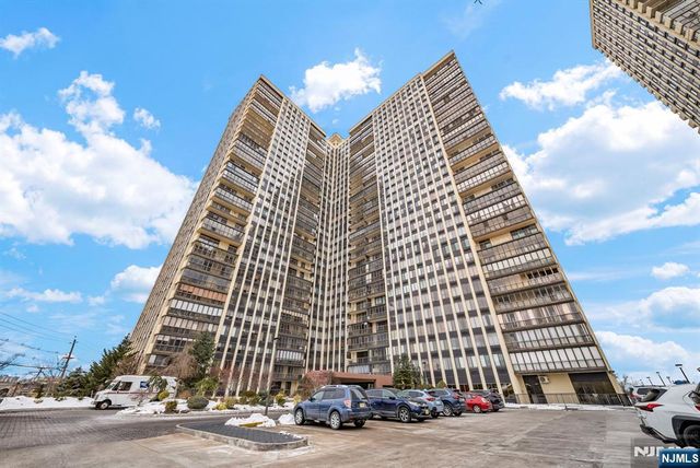 300 Winston Drive 2220, Cliffside Park, NJ 07010