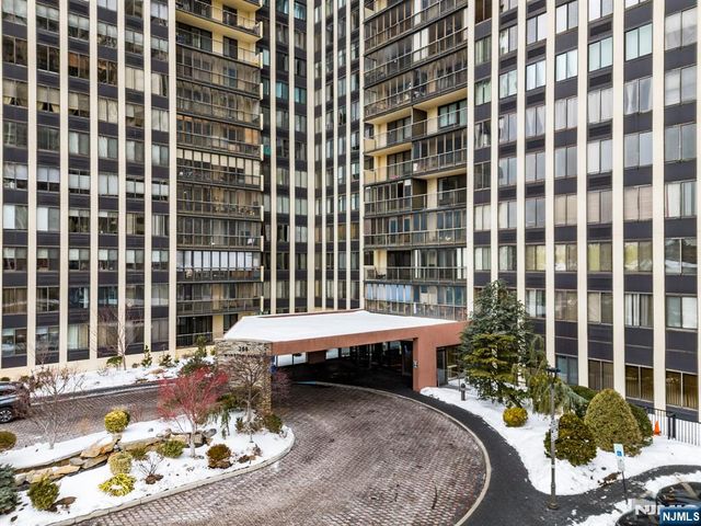 300 Winston Drive 2220, Cliffside Park, NJ 07010