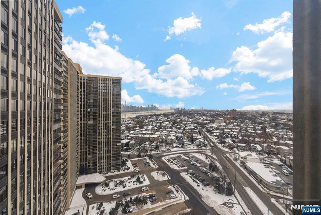 300 Winston Drive 2220, Cliffside Park, NJ 07010