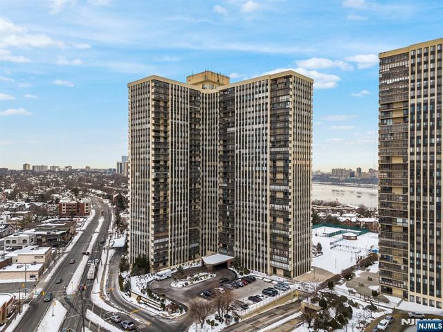 300 Winston Drive 2220, Cliffside Park, NJ 07010