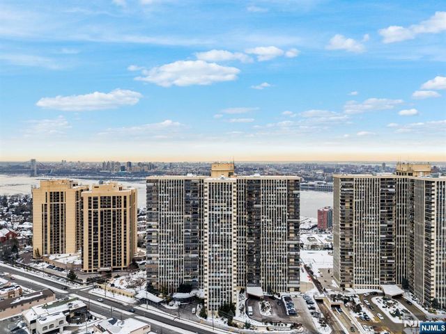 300 Winston Drive 2220, Cliffside Park, NJ 07010