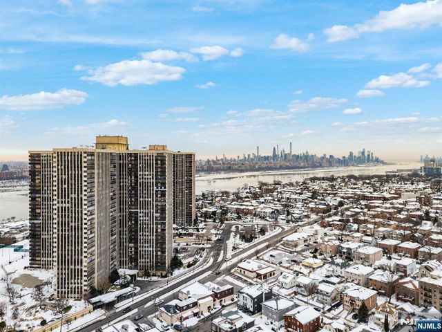 300 Winston Drive 2220, Cliffside Park, NJ 07010