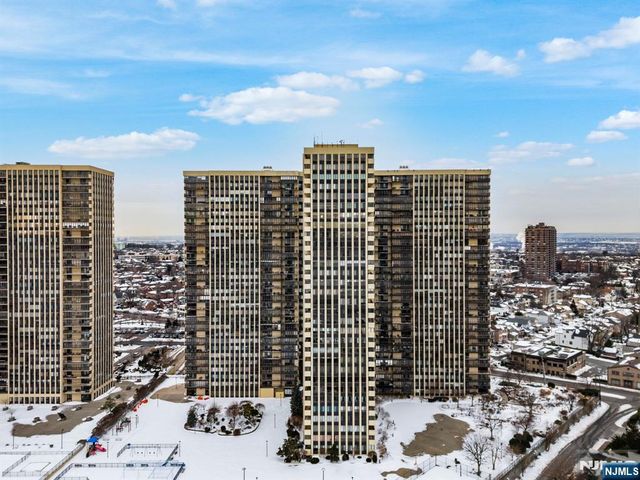 300 Winston Drive 2220, Cliffside Park, NJ 07010