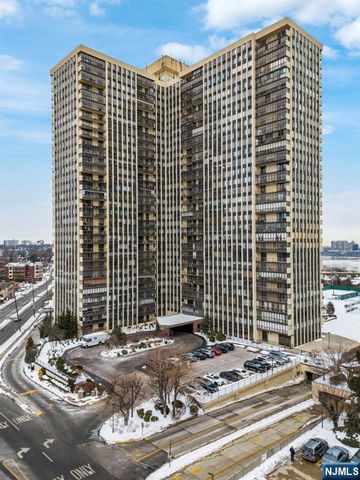 300 Winston Drive 2220, Cliffside Park, NJ 07010