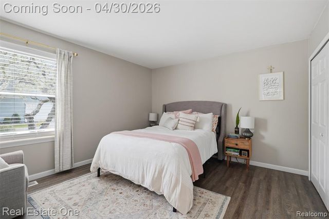 383 Neptune Drive, Walled Lake, MI 48390