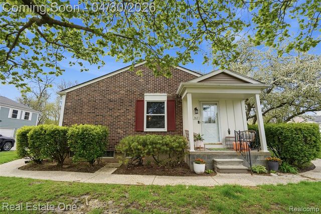 383 Neptune Drive, Walled Lake, MI 48390