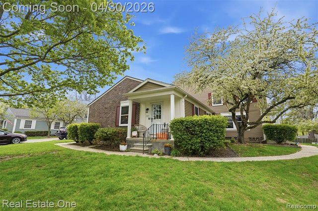 383 Neptune Drive, Walled Lake, MI 48390