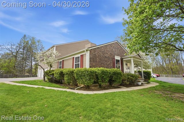 383 Neptune Drive, Walled Lake, MI 48390