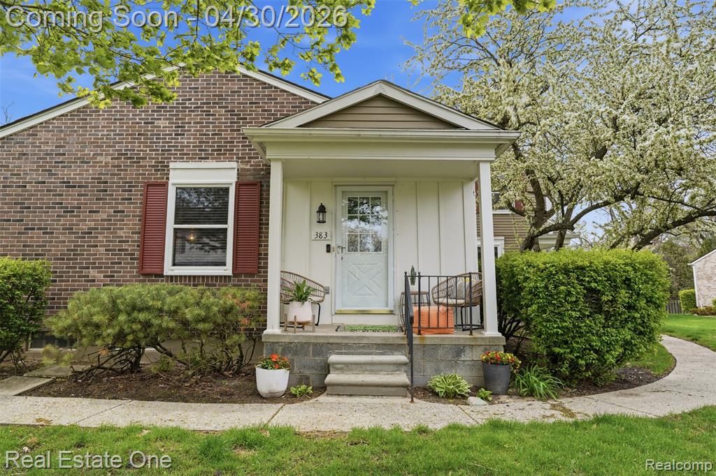 383 Neptune Drive, Walled Lake, MI 48390