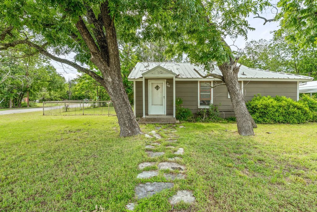 400 S PECAN Street, Hamilton, TX 76531