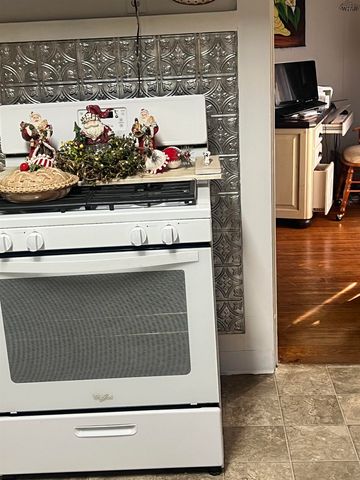 306 W WASHINGTON AVENUE, Iowa Park, TX 76367