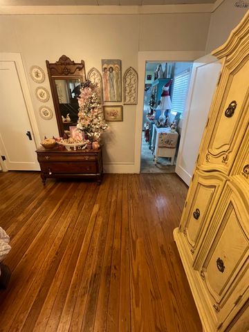 306 W WASHINGTON AVENUE, Iowa Park, TX 76367