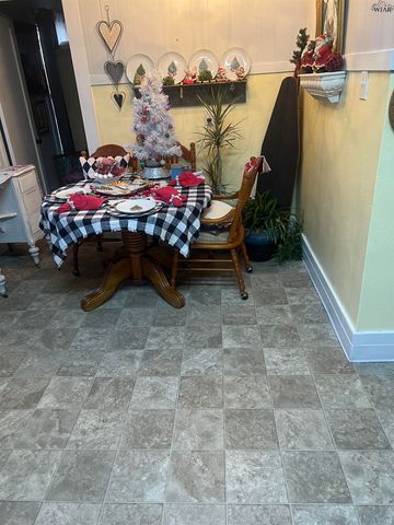 306 W WASHINGTON AVENUE, Iowa Park, TX 76367