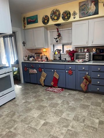 306 W WASHINGTON AVENUE, Iowa Park, TX 76367