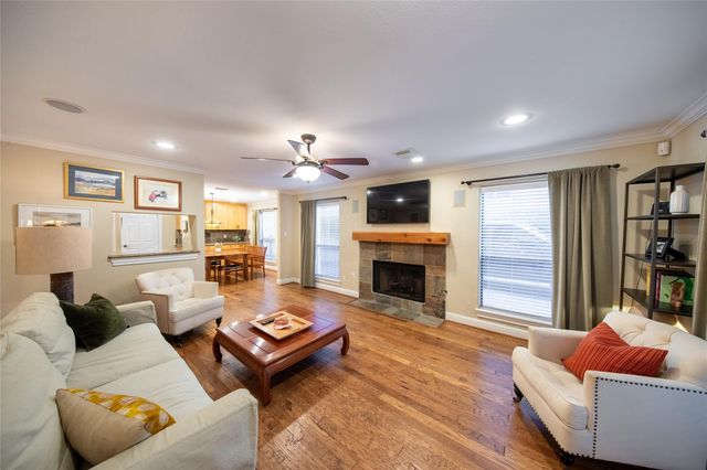 10 Featherfall Place, The Woodlands, TX 77381