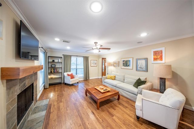 10 Featherfall Place, The Woodlands, TX 77381