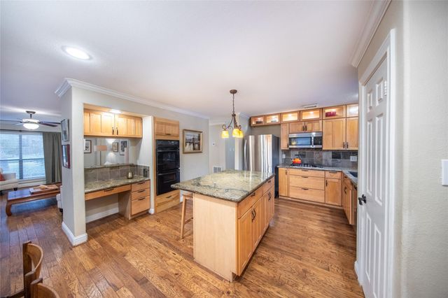 10 Featherfall Place, The Woodlands, TX 77381