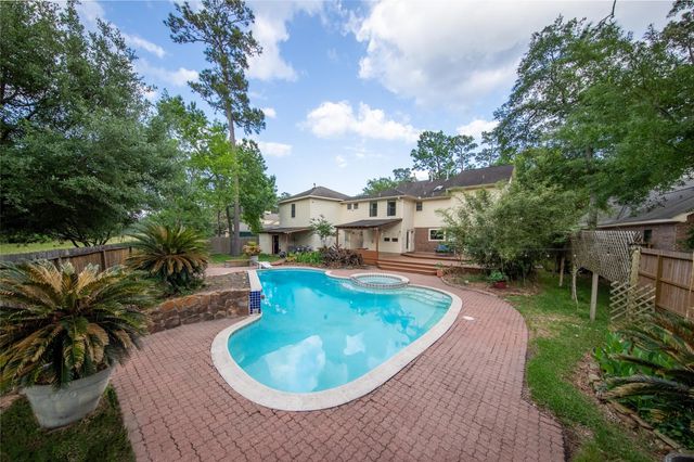 10 Featherfall Place, The Woodlands, TX 77381